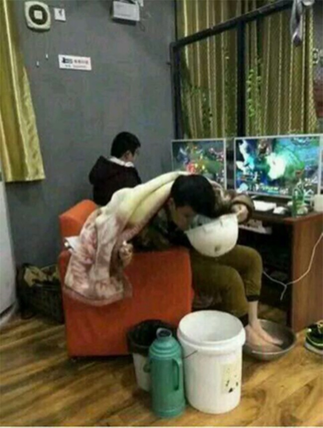 Trung Quốc: Game thủ nôn ra máu vẫn đòi mọi người đỡ dậy để chơi tiếp vì sắp thắng - Ảnh 8.