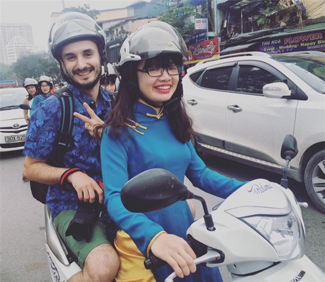 Nữ sinh làm xe ôm cho khách Tây để học tiếng Anh - Ảnh 1.