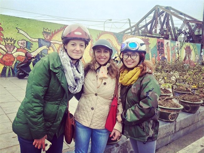 Nữ sinh làm xe ôm cho khách Tây để học tiếng Anh - Ảnh 2.