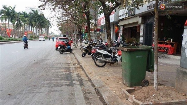 Hà Nội: Ô tô va chạm với xe máy, húc văng đôi nam nữ lên vỉa hè - Ảnh 2.