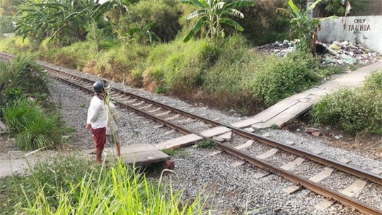 Xe máy cùng 2 thanh niên biến dạng dưới bánh tàu hỏa