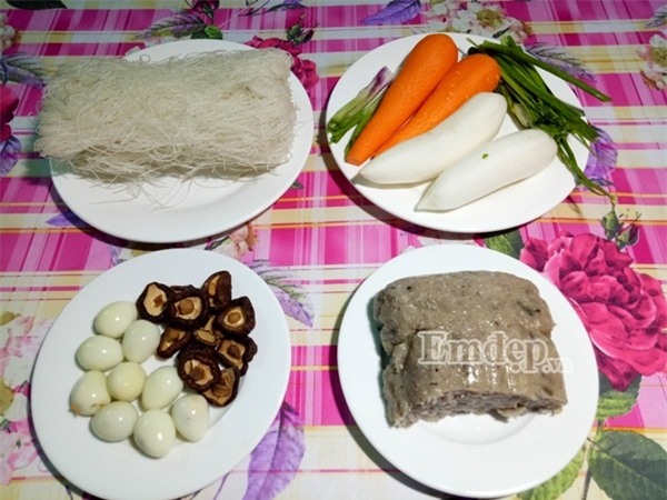 Chuẩn bị bún chả cá ngon lành cho bữa sáng ngày cuối tuần