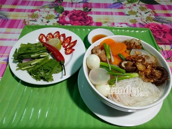 Chuẩn bị bún chả cá ngon lành cho bữa sáng ngày cuối tuần