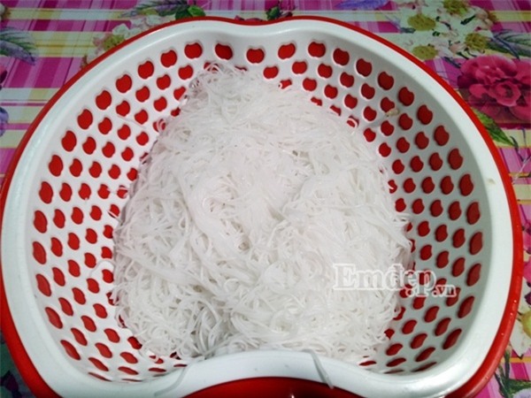 Chuẩn bị bún chả cá ngon lành cho bữa sáng ngày cuối tuần