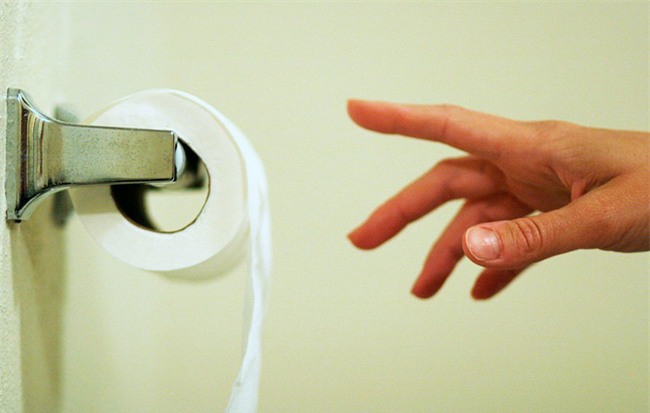 Khi bị táo bón mà làm những điều sau thì hậu quả sẽ càng tồi tệ hơn - Ảnh 1.