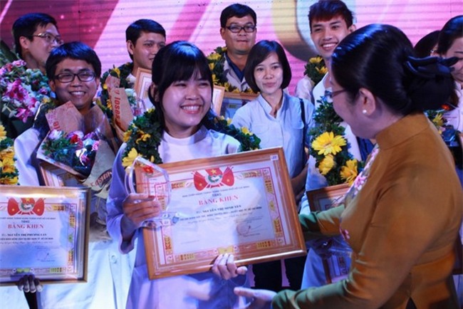 Bac si ke chuyen dieu tri cho pham nhan ung thu xam day minh hinh anh 2