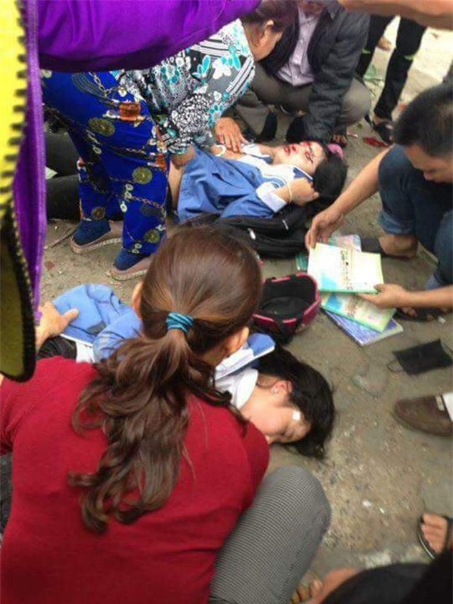 Hai chị em bất tỉnh do tự đâm vào ô tô đậu trong sân nhà dân