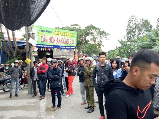 Hàng trăm người dân có mặt, đòi giữ xe chuyên dụng của CSGT vì cho rằng CSGT đã đuổi người vi phạm khiến xảy ra tai nạn.