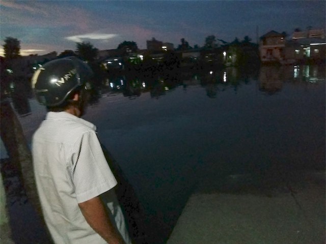 Chìm đò đưa rước học sinh, 17 người thoát chết - Ảnh 1.