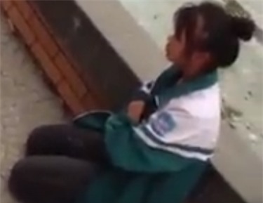 Nhom nu sinh Hai Duong bat ban quy goi, khoanh tay xin loi hinh anh 1