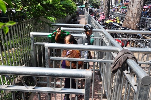 hoa mat, chong mat vi rao chan via he nhu long thu o sg hinh anh 1