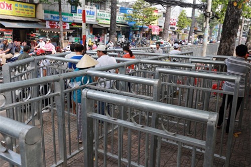 hoa mat, chong mat vi rao chan via he nhu long thu o sg hinh anh 10