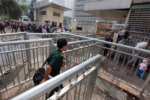 hoa mat, chong mat vi rao chan via he nhu long thu o sg hinh anh 13