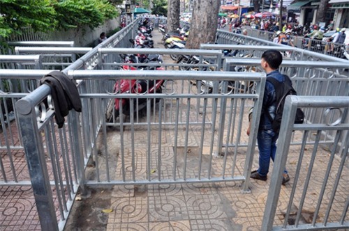 hoa mat, chong mat vi rao chan via he nhu long thu o sg hinh anh 15