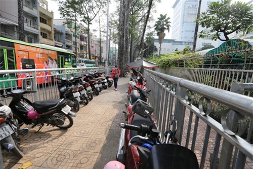 hoa mat, chong mat vi rao chan via he nhu long thu o sg hinh anh 2