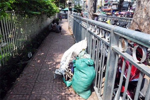 hoa mat, chong mat vi rao chan via he nhu long thu o sg hinh anh 4