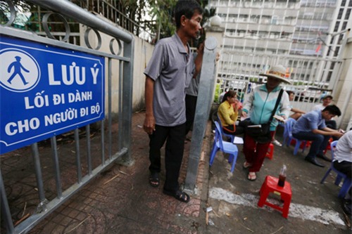 hoa mat, chong mat vi rao chan via he nhu long thu o sg hinh anh 5