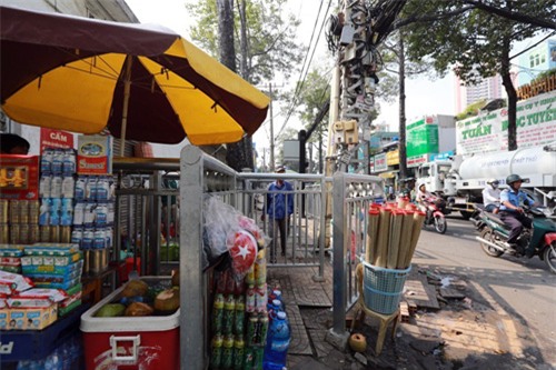 hoa mat, chong mat vi rao chan via he nhu long thu o sg hinh anh 6