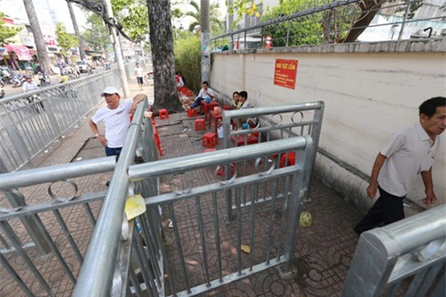 hoa mat, chong mat vi rao chan via he nhu long thu o sg hinh anh 8