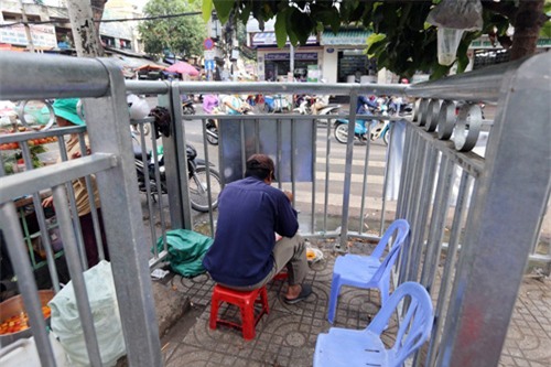 hoa mat, chong mat vi rao chan via he nhu long thu o sg hinh anh 9