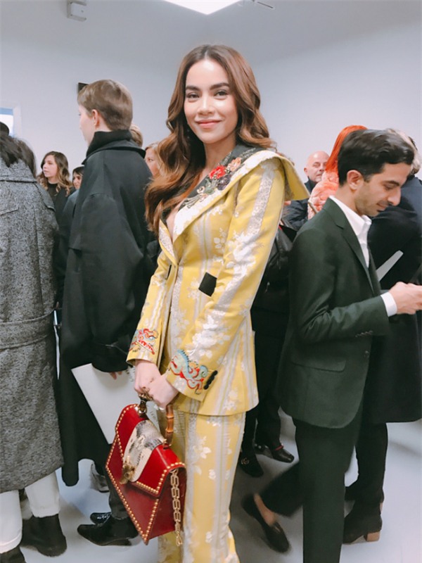 Những ồn ào xoay quanh chuyện phong cách, trang phục của các người đẹp Việt khi dự show thời trang quốc tế - Ảnh 1.