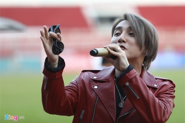 Son Tung M-TP dung loat hit khuay dong san co hinh anh 3