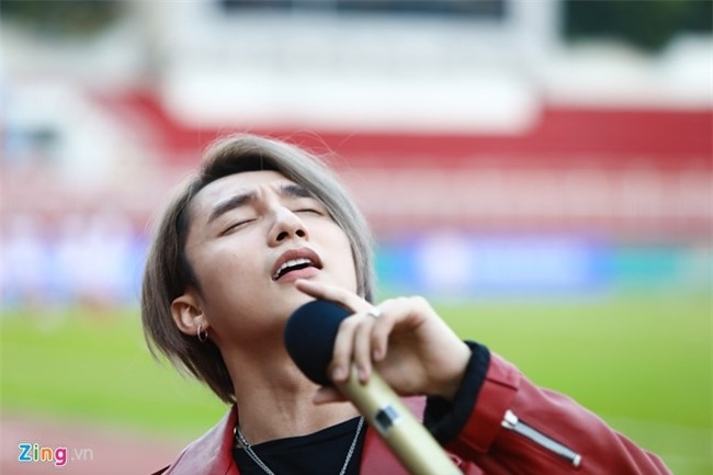 Son Tung M-TP dung loat hit khuay dong san co hinh anh 4