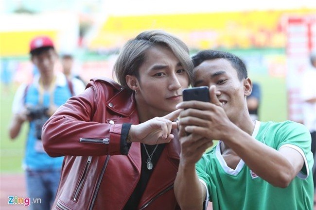 Son Tung M-TP dung loat hit khuay dong san co hinh anh 7