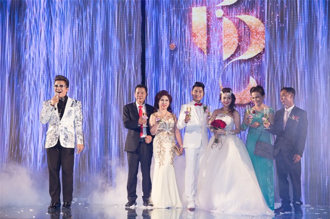 nguoi dan vay kin xem hoai linh, tran thanh hat dam cuoi dai gia can tho hinh anh 1