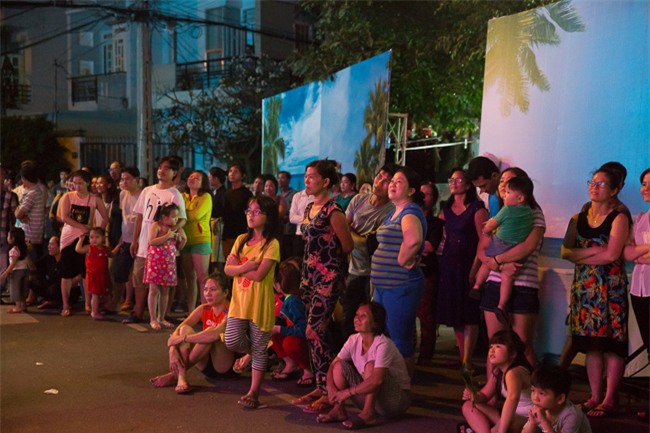 nguoi dan vay kin xem hoai linh, tran thanh hat dam cuoi dai gia can tho hinh anh 15