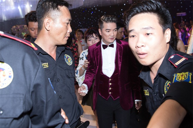 nguoi dan vay kin xem hoai linh, tran thanh hat dam cuoi dai gia can tho hinh anh 16