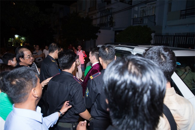 nguoi dan vay kin xem hoai linh, tran thanh hat dam cuoi dai gia can tho hinh anh 17