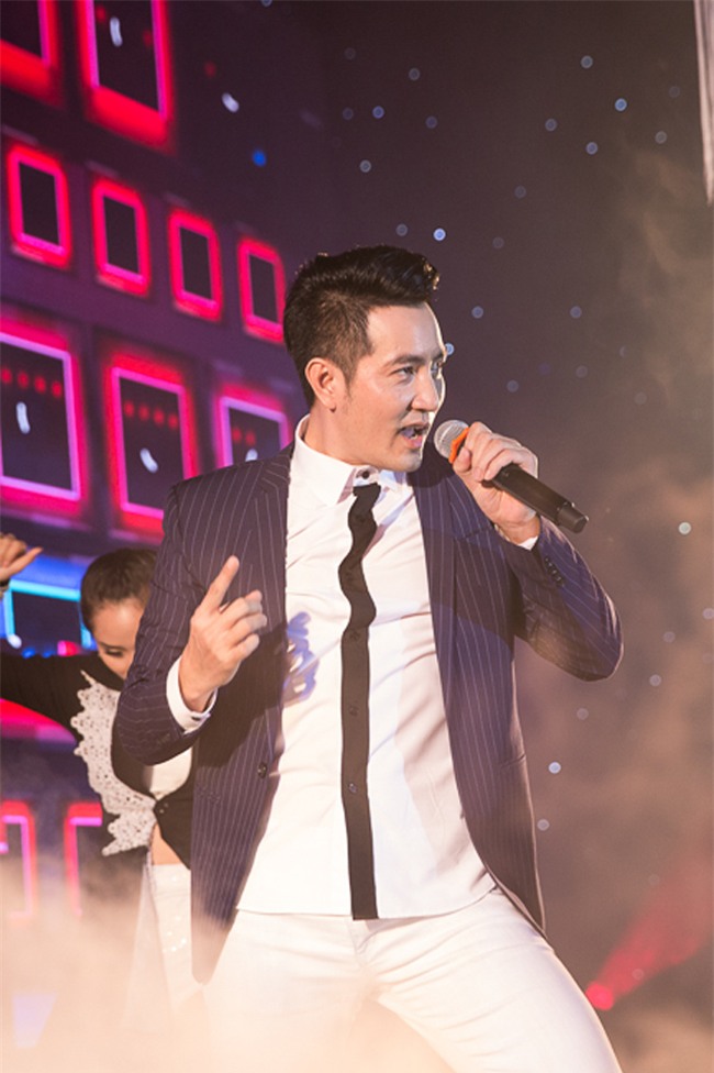 nguoi dan vay kin xem hoai linh, tran thanh hat dam cuoi dai gia can tho hinh anh 21