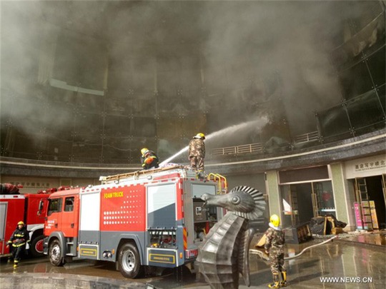 Xe cứu hoả dập lửa. Ảnh: TÂN HOA XÃ