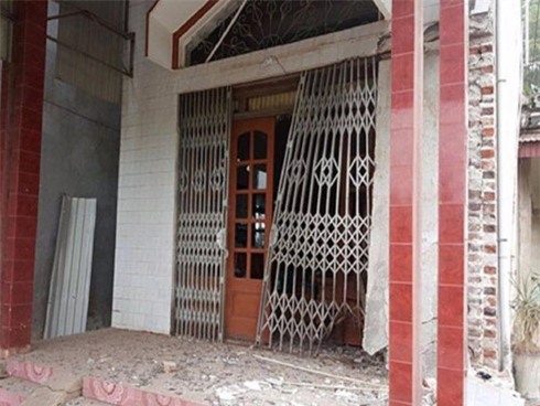 nha truong cong an xa bi no tung cua hinh 1