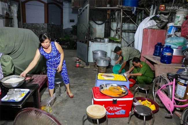 Hình ảnh ấm áp: Công an thức khuya dậy sớm nấu cháo phát miễn phí cho bệnh nhân nghèo ở Sài Gòn - Ảnh 2.