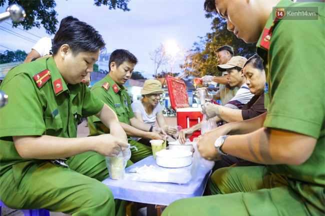 Hình ảnh ấm áp: Công an thức khuya dậy sớm nấu cháo phát miễn phí cho bệnh nhân nghèo ở Sài Gòn - Ảnh 12.