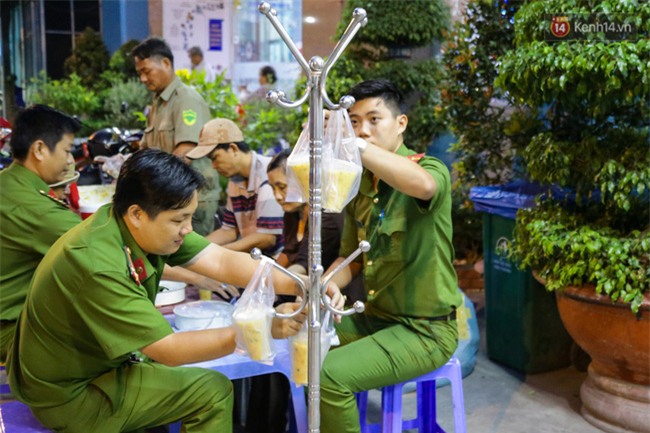 Hình ảnh ấm áp: Công an thức khuya dậy sớm nấu cháo phát miễn phí cho bệnh nhân nghèo ở Sài Gòn - Ảnh 13.