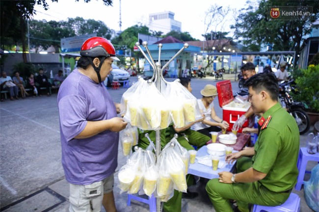 Hình ảnh ấm áp: Công an thức khuya dậy sớm nấu cháo phát miễn phí cho bệnh nhân nghèo ở Sài Gòn - Ảnh 14.