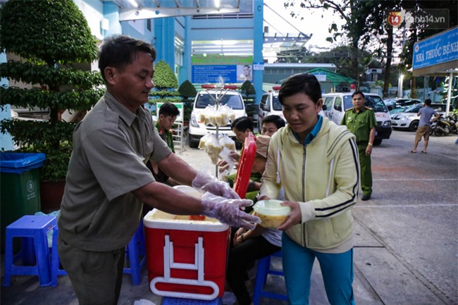 Hình ảnh ấm áp: Công an thức khuya dậy sớm nấu cháo phát miễn phí cho bệnh nhân nghèo ở Sài Gòn - Ảnh 15.