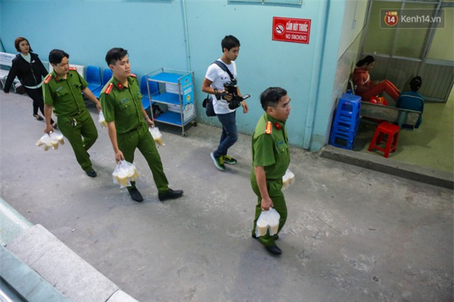 Hình ảnh ấm áp: Công an thức khuya dậy sớm nấu cháo phát miễn phí cho bệnh nhân nghèo ở Sài Gòn - Ảnh 16.