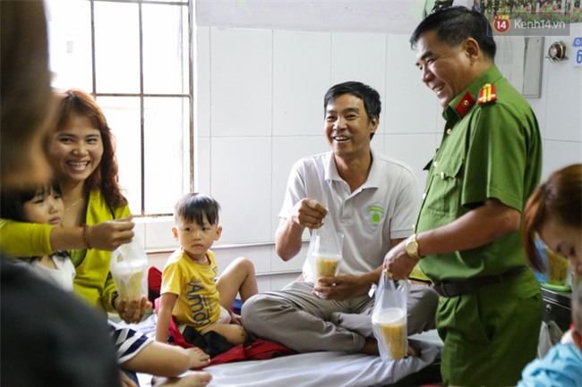 Hình ảnh ấm áp: Công an thức khuya dậy sớm nấu cháo phát miễn phí cho bệnh nhân nghèo ở Sài Gòn - Ảnh 19.