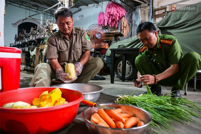 Hình ảnh ấm áp: Công an thức khuya dậy sớm nấu cháo phát miễn phí cho bệnh nhân nghèo ở Sài Gòn - Ảnh 4.