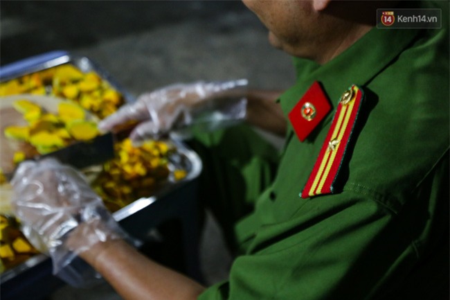 Hình ảnh ấm áp: Công an thức khuya dậy sớm nấu cháo phát miễn phí cho bệnh nhân nghèo ở Sài Gòn - Ảnh 6.