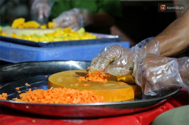 Hình ảnh ấm áp: Công an thức khuya dậy sớm nấu cháo phát miễn phí cho bệnh nhân nghèo ở Sài Gòn - Ảnh 7.