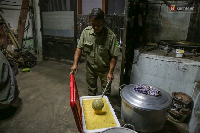 Hình ảnh ấm áp: Công an thức khuya dậy sớm nấu cháo phát miễn phí cho bệnh nhân nghèo ở Sài Gòn - Ảnh 8.