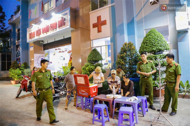 Hình ảnh ấm áp: Công an thức khuya dậy sớm nấu cháo phát miễn phí cho bệnh nhân nghèo ở Sài Gòn - Ảnh 10.