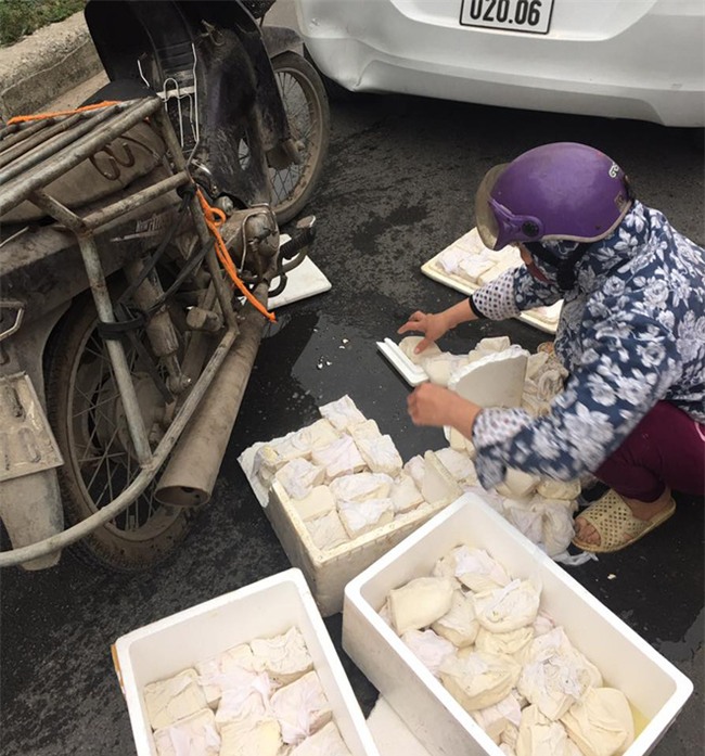 Đâm phải ô tô, người phụ nữ chở đậu hũ sững sờ trước cách ứng xử của chủ xe - Ảnh 2.