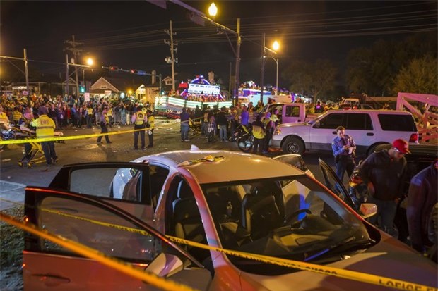 Xe tải lao vào đám đông ở New Orleans, hàng chục người bị thương nặng - Ảnh 1.