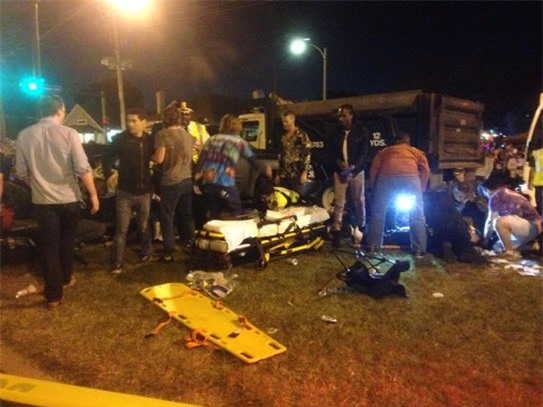 Xe tải lao vào đám đông ở New Orleans, hàng chục người bị thương nặng - Ảnh 2.